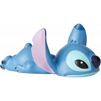 דמות אספנות רשמית של Stitch שוכב מסדרת Disney Showcase מבית Enesco