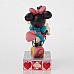 פסלון אמנותי מקסים מתוך סדרת Disney Traditions של Jim Shore — Mickey ו-Minnie מתנשקים על הלחיים (Kisses on Cheeks)