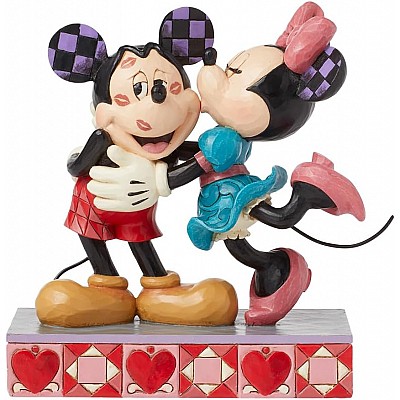 פסלון אמנותי מקסים מתוך סדרת Disney Traditions של Jim Shore — Mickey ו-Minnie מתנשקים על הלחיים (Kisses on Cheeks)