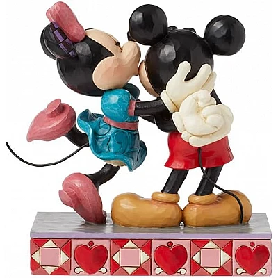 פסלון אמנותי מקסים מתוך סדרת Disney Traditions של Jim Shore — Mickey ו-Minnie מתנשקים על הלחיים (Kisses on Cheeks)