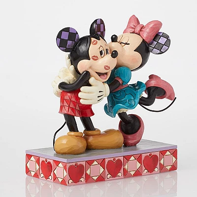 פסלון אמנותי מקסים מתוך סדרת Disney Traditions של Jim Shore — Mickey ו-Minnie מתנשקים על הלחיים (Kisses on Cheeks)