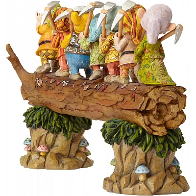 פסלון מרהיב של שבעת הגמדים עומדים על גזע עץ