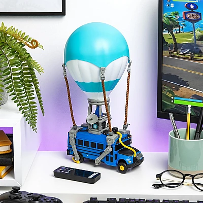 מנורת Battle Bus Diorama עם מעמד לאוזניות Fortnite מבית Paladone מנורת Battle Bus Diorama עם מעמד לאוזניות Fortnite מבית Paladone