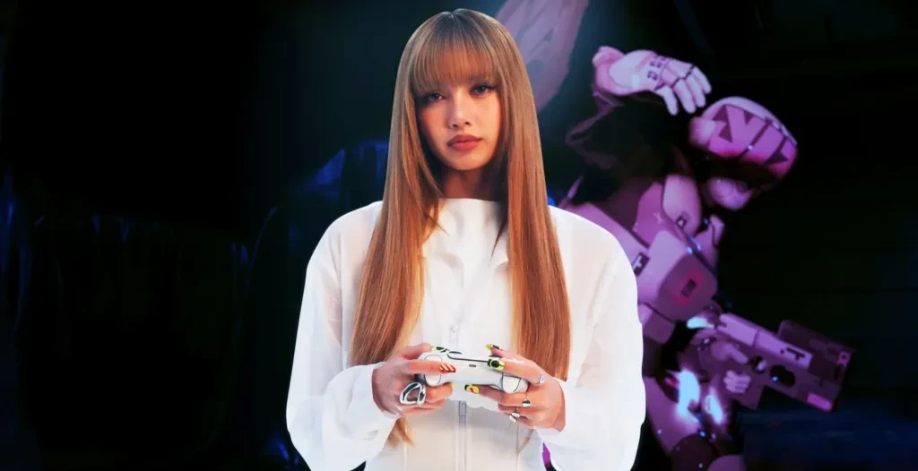 האייקון העולמי LISA מתנסה בבקר DualSense האלחוטיים לבן.