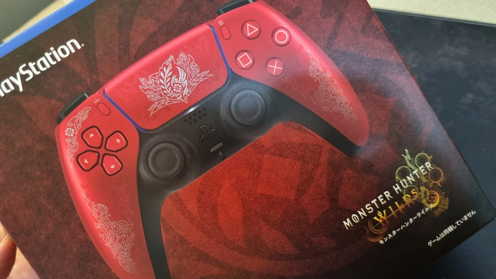 DualSense Monster Hunter Wilds – עיצוב אדום עם חריטות מיוחדות